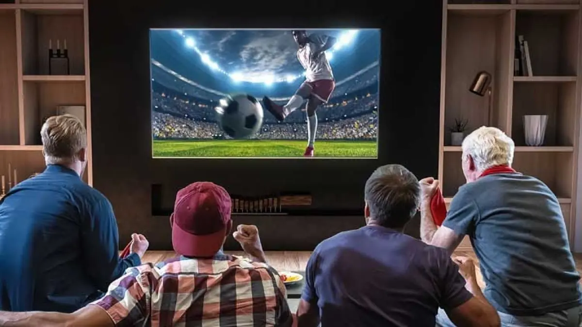 IPTV Deutschland für Sport: Freunde schauen ein Spiel in 4K auf dem Fernseher
